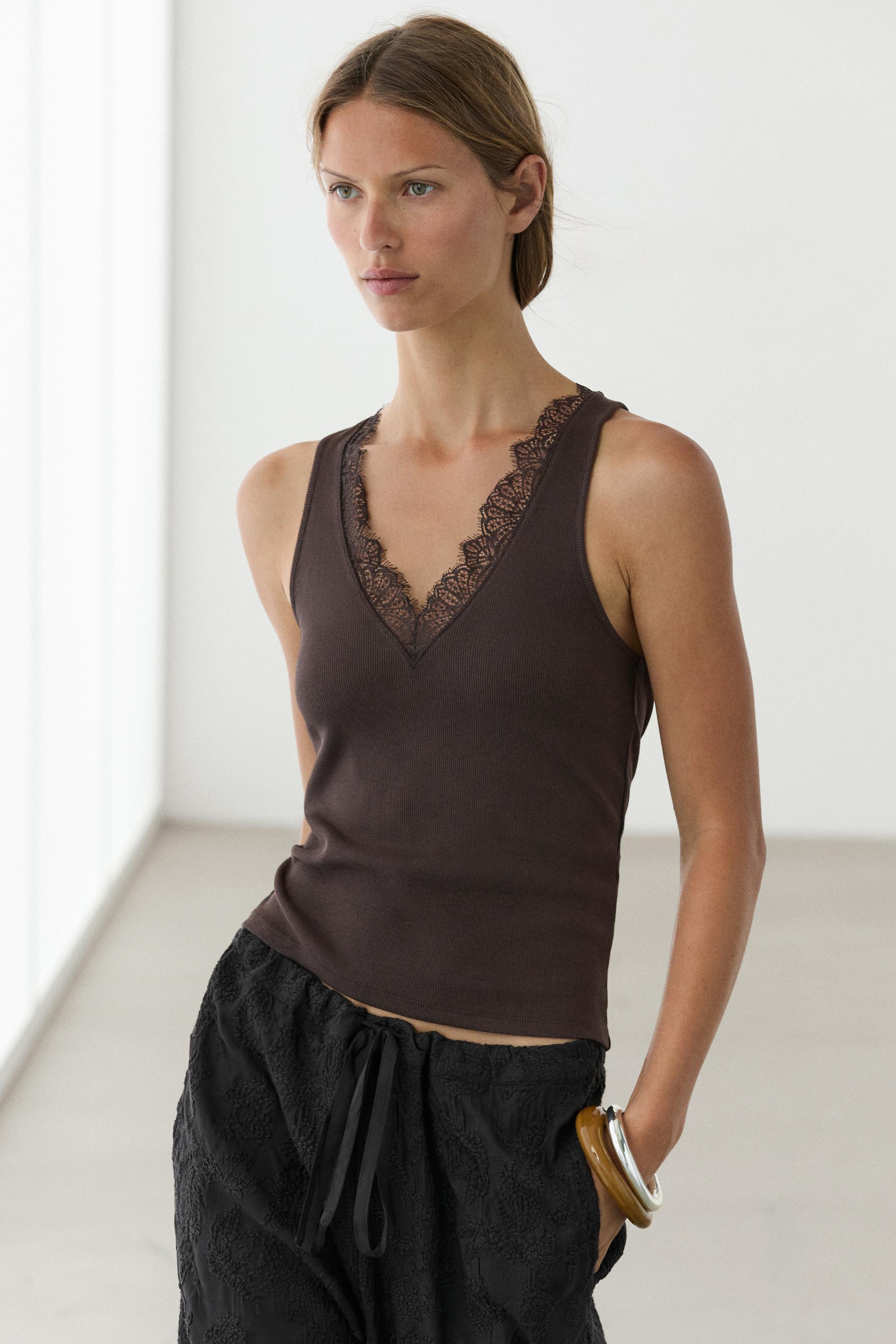 Top à col en V et dentelle
